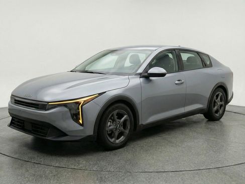 Used 2025 Kia K4 FWD image 3