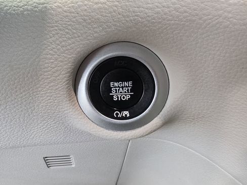 Used 2021 Chrysler Pacifica Touring-L w/ Uconnect Theater Family Group FWD image 19