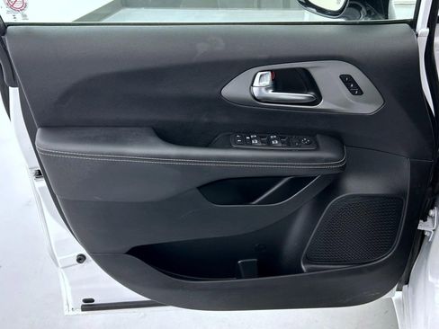 Used 2025 Chrysler Pacifica Select FWD image 9