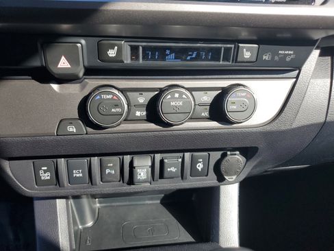 Used 2022 Toyota Tacoma Limited image 27