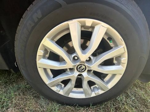 Used 2017 Nissan Rogue SV w/ SV Family Package FWD image 19
