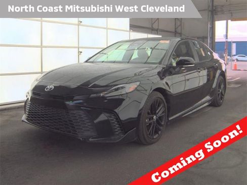 Used 2025 Toyota Camry SE image 1