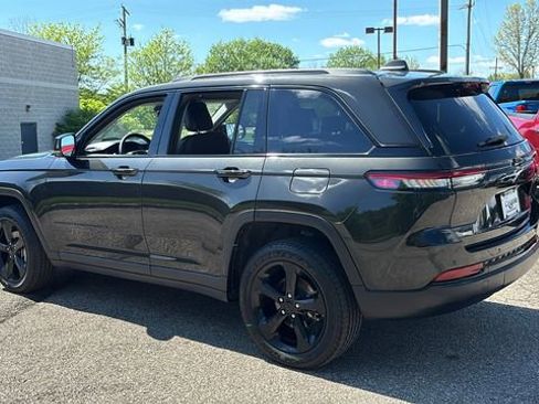 Used 2023 Jeep Grand Cherokee Limited w/ Luxury Tech Group II AWD/4WD image 5