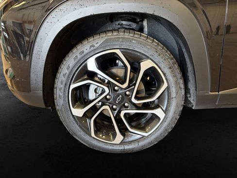 Used 2025 Chevrolet Trax RS w/ Sunroof Package FWD image 12