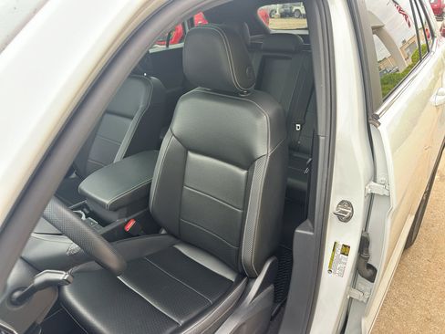 Used 2022 Volkswagen Atlas Cross Sport SEL R-Line AWD/4WD image 28