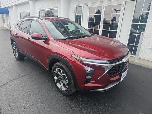 Used 2025 Chevrolet Trax LT w/ LT Convenience Package image 2