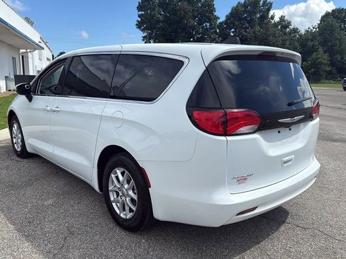 Used 2023 Chrysler Voyager LX FWD image 3
