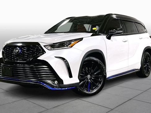 Used 2023 Toyota Highlander XSE image 2