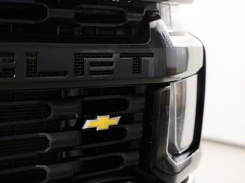 Used 2021 Chevrolet Silverado 2500 Custom w/ Custom Value Package image 4