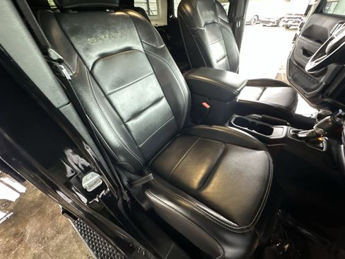 Used 2019 Jeep Wrangler Unlimited Sahara w/ Uconnect 4C Nav & Sound Group image 28