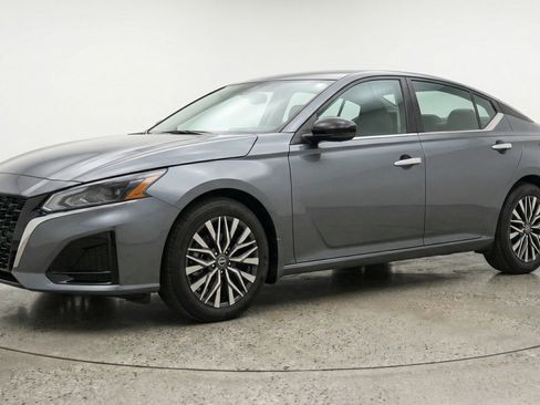 Used 2025 Nissan Altima 2.5 SV image 3