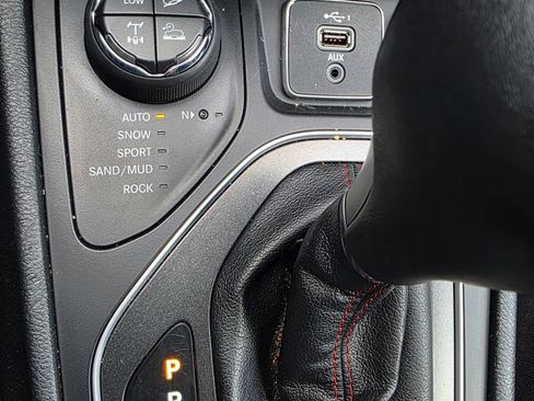 Used 2020 Jeep Cherokee Trailhawk AWD/4WD image 17