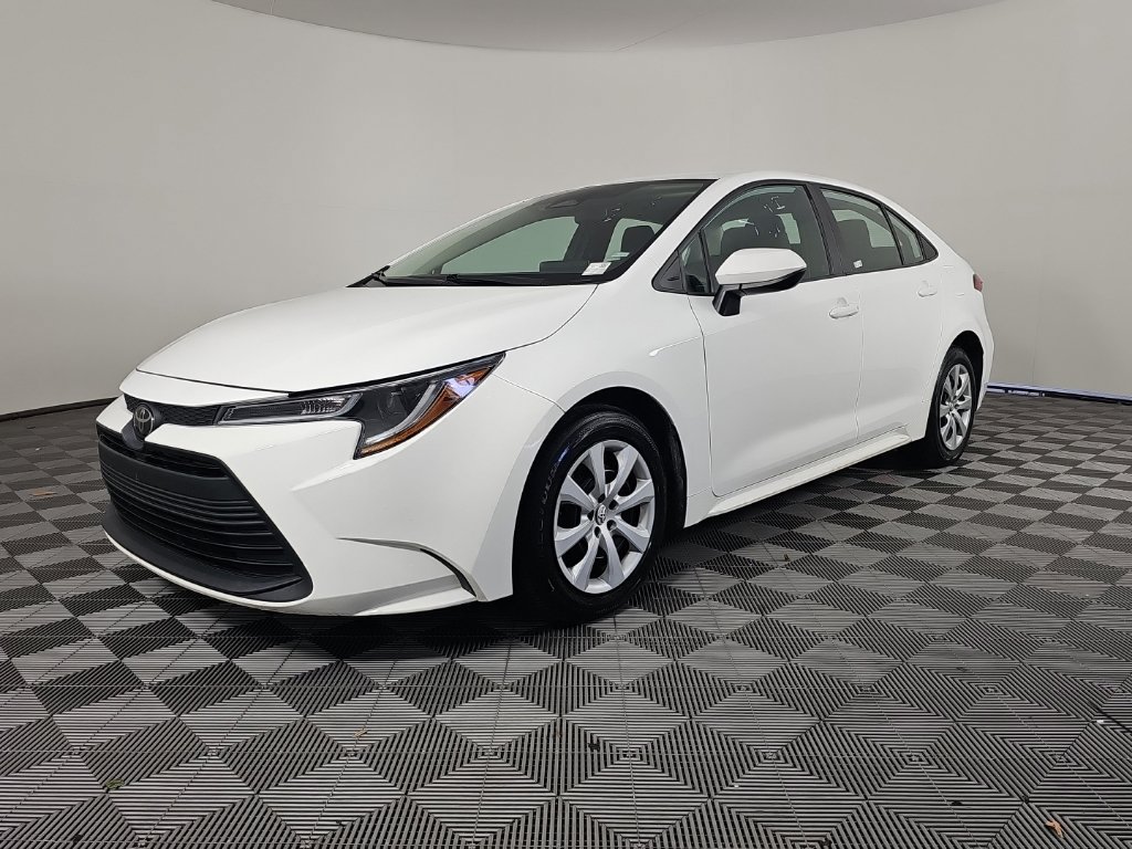 Used 2024 Toyota Corolla LE FWD image 2