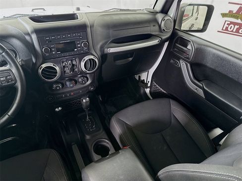 Used 2016 Jeep Wrangler Unlimited Sahara image 22