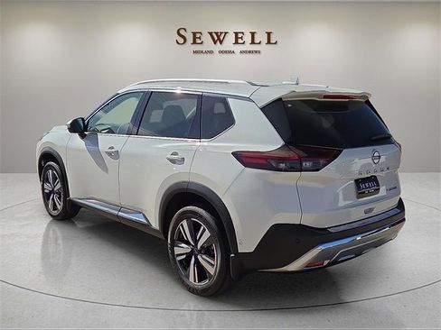 Used 2023 Nissan Rogue Platinum image 3