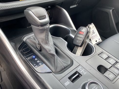 Certified 2025 Toyota Highlander XSE image 33