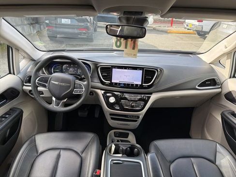 Used 2024 Chrysler Pacifica Select image 18