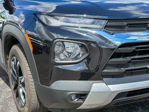 Used 2023 Chevrolet TrailBlazer LT FWD image 3