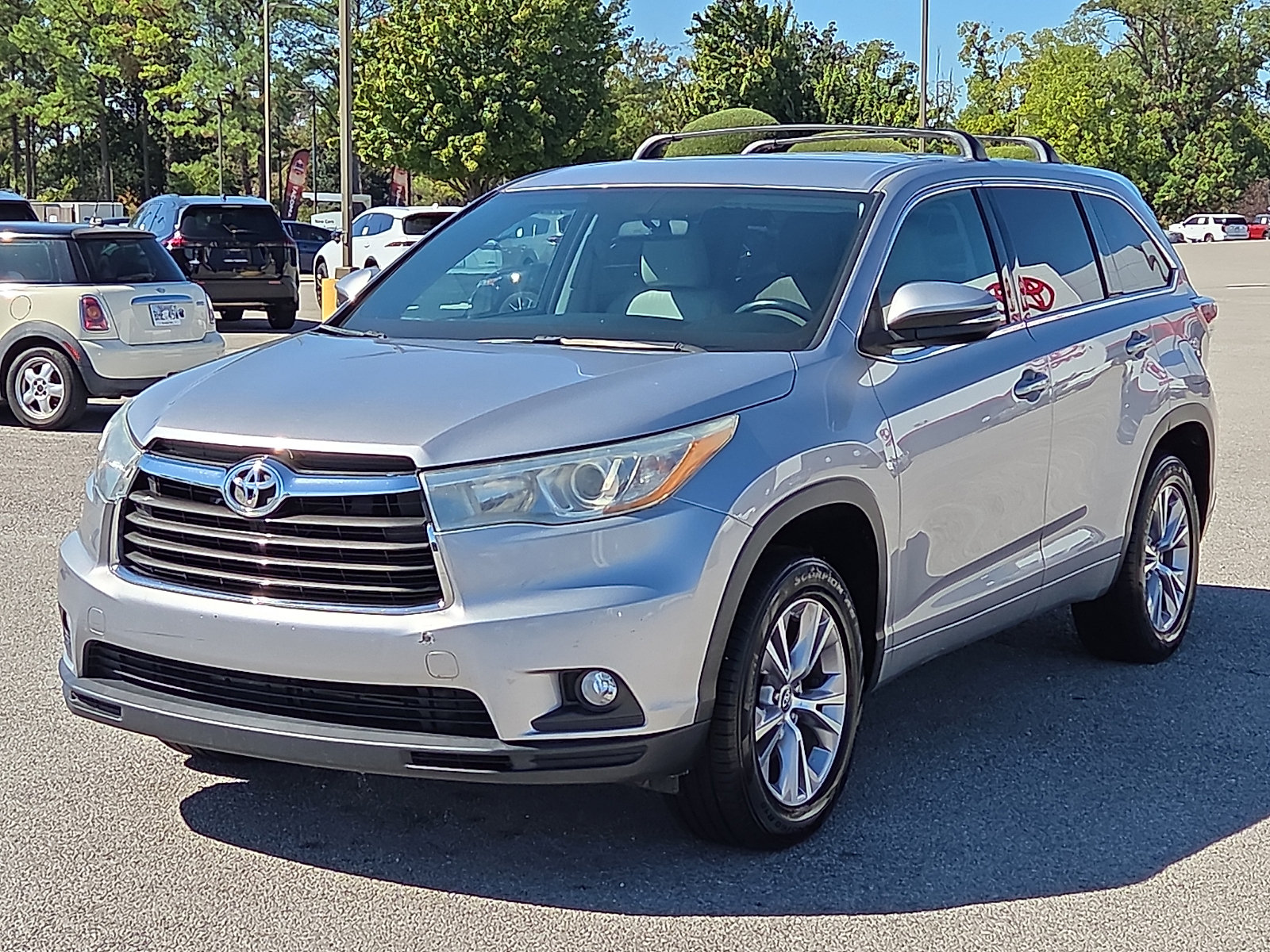 Used 2016 Toyota Highlander Plus FWD image 2