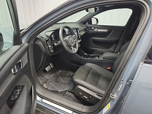 Used 2022 Volvo XC40 P8 Recharge Plus image 31