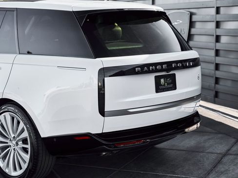 Used 2024 Land Rover Range Rover SV AWD/4WD image 10