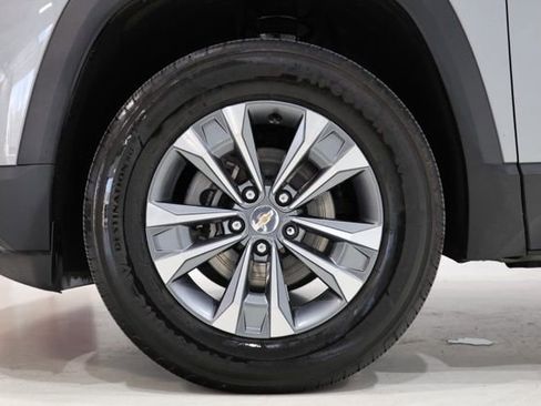 Used 2025 Chevrolet Equinox LT w/ Safety and Technology Package FWD image 11