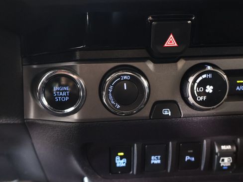 Used 2018 Toyota Tacoma TRD Off-Road w/ Technology Package AWD/4WD image 8