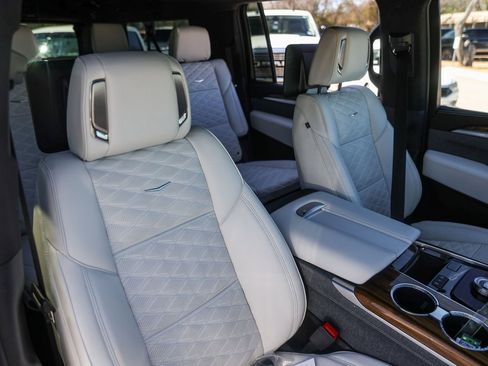 Certified 2025 Cadillac Escalade ESV Sport Platinum image 31