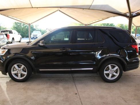 Used 2018 Ford Explorer XLT w/ Equipment Group 201A image 4