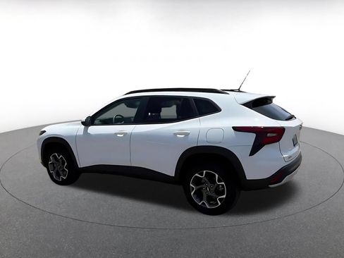 Used 2025 Chevrolet Trax LT FWD image 11