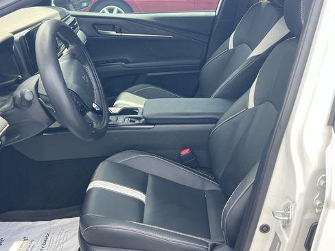 Used 2025 Toyota Camry SE w/ Convenience Package FWD image 12