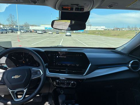 Used 2025 Chevrolet Trax LT w/ LT Convenience Package image 32