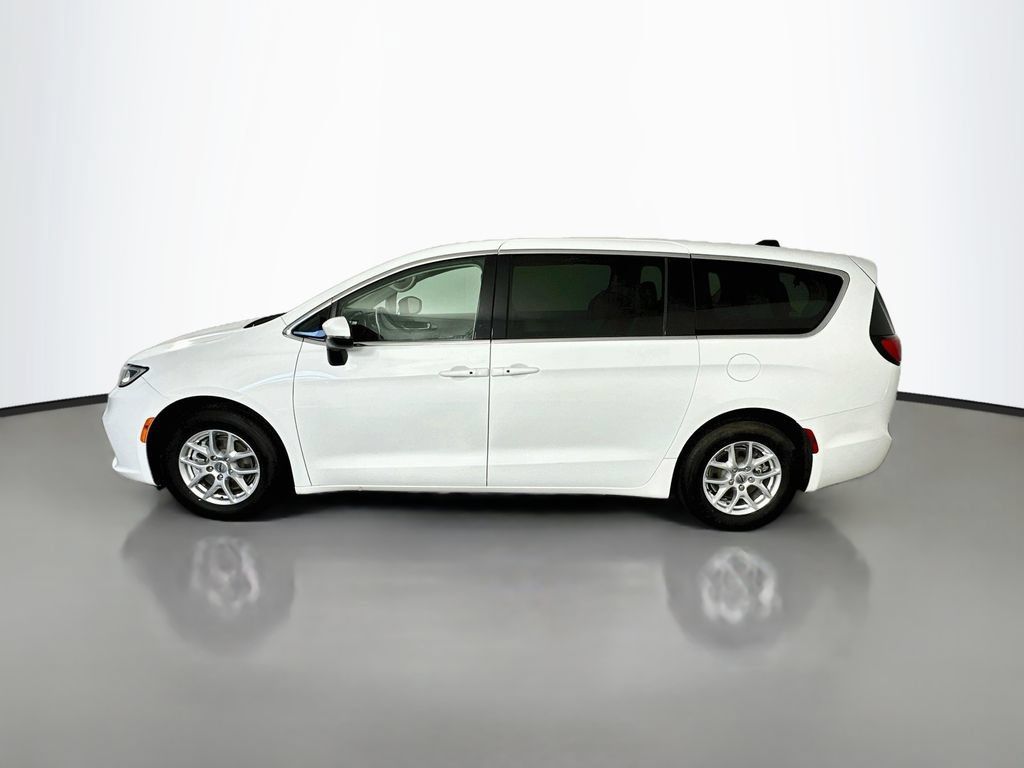 Used 2023 Chrysler Pacifica Touring-L FWD image 4