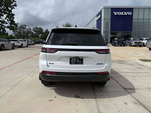 Used 2023 Jeep Grand Cherokee Limited w/ Black Appearance Package AWD/4WD image 5