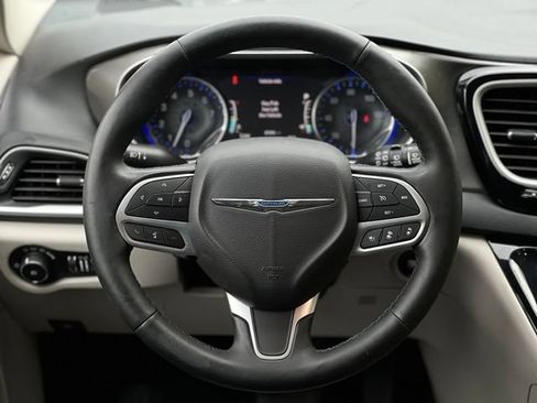 Used 2021 Chrysler Pacifica Touring-L FWD image 30