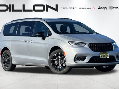 New 2026 Chrysler Pacifica Limited w/ S Appearance Package