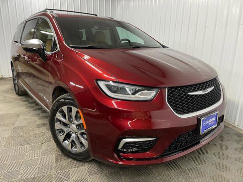 Used 2023 Chrysler Pacifica Pinnacle FWD image 10