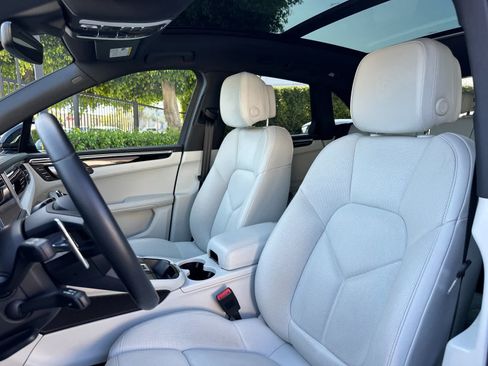 Certified 2025 Porsche Macan AWD/4WD image 5