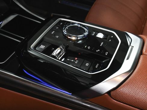 Used 2025 BMW 760i xDrive image 51