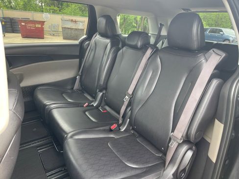 Used 2025 Kia Carnival FWD image 18