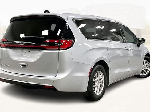 Used 2024 Chrysler Pacifica Touring-L image 6