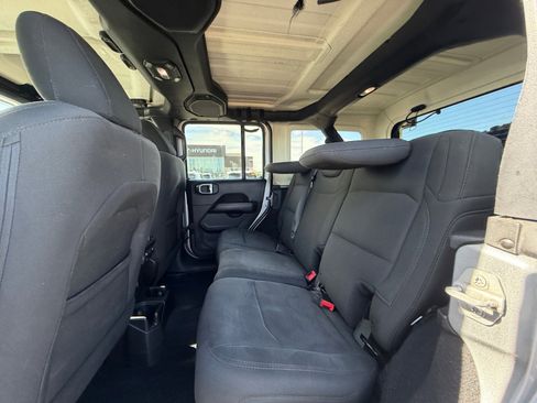 Used 2018 Jeep Wrangler Unlimited Sahara w/ Uconnect 4C Nav & Sound Group AWD/4WD image 17