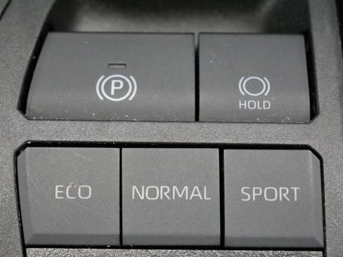 Used 2024 Toyota RAV4 XLE FWD image 21