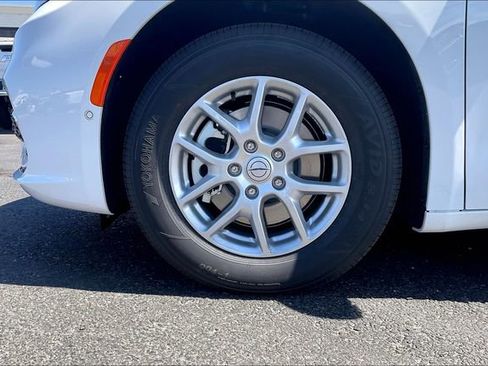 New 2026 Chrysler Pacifica Select image 12