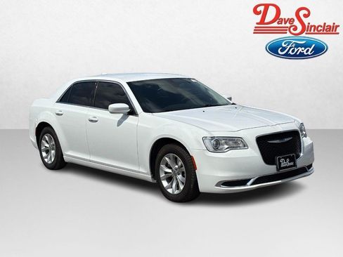 Used 2023 Chrysler 300 Touring RWD image 4