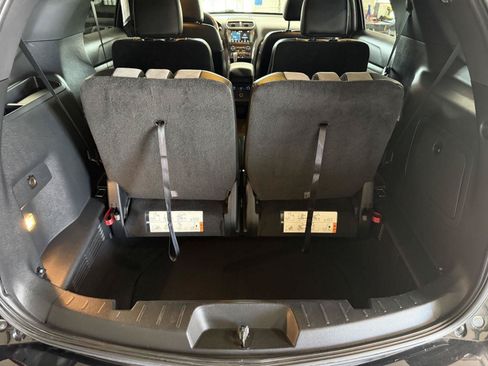 Used 2017 Ford Explorer XLT w/ Equipment Group 202A AWD/4WD image 26