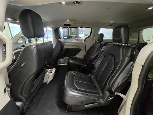 Used 2023 Chrysler Pacifica Touring-L FWD image 14