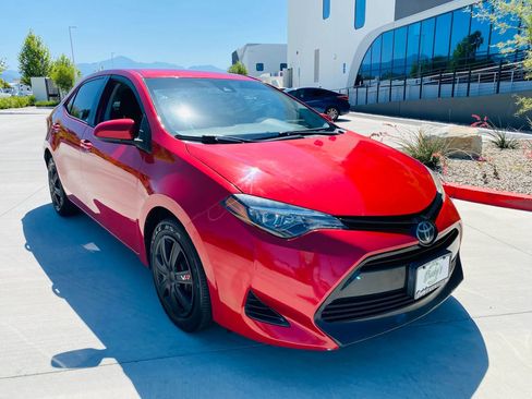 Used 2018 Toyota Corolla LE FWD image 2
