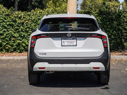 Used 2025 Nissan Kicks SV FWD image 3