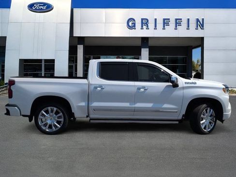 Used 2024 Chevrolet Silverado 1500 High Country AWD/4WD image 3